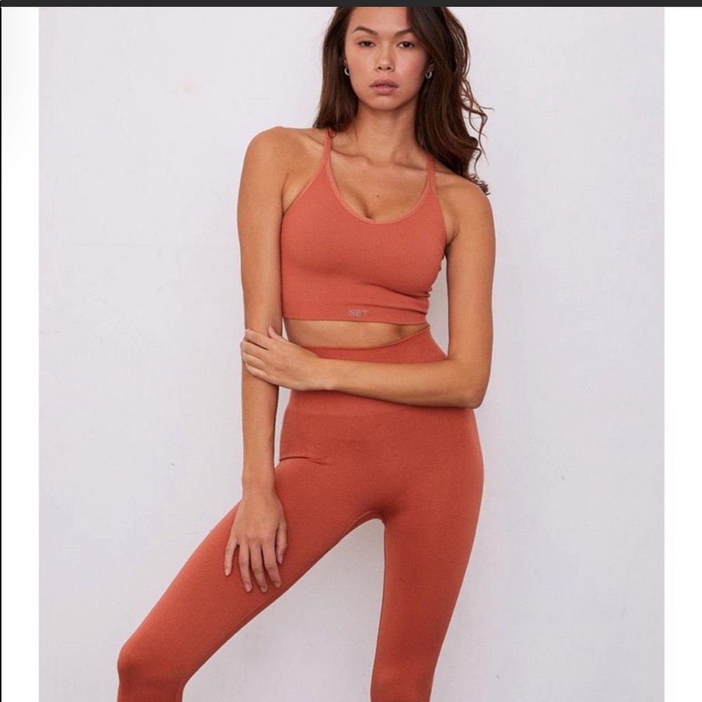 NWT SET ACTIVE ribbed v tank